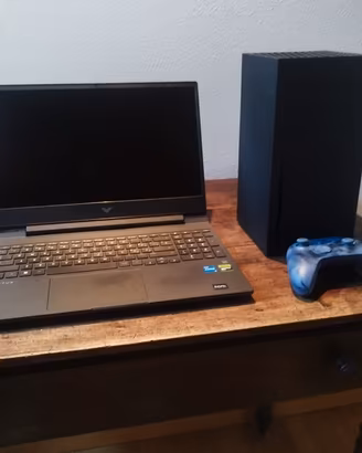 Xbox Series X più controller