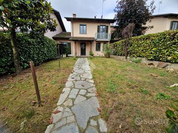 VILLA A SCHIERA A VILLAFRANCA D'ASTI