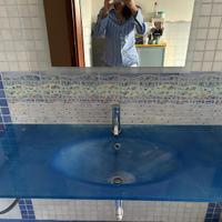 Lavabo in vetro azzurro