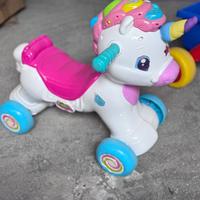 Unicorno a rotelle clementoni