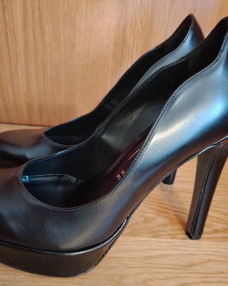 Décolleté nero in pelle 