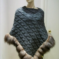 Poncho in lana con pelliccia di volpe