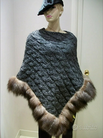 Poncho in lana con pelliccia di volpe