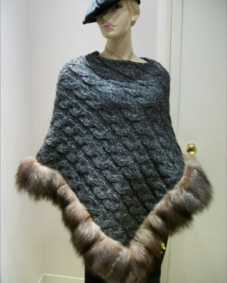 Poncho in lana con pelliccia di volpe