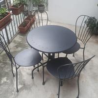 Un tavolo con quattro sedie