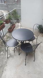 Un tavolo con quattro sedie