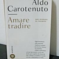 Libro AMARE TRADIRE di Aldo Carotenuto