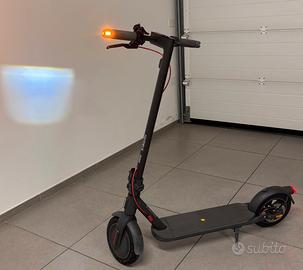 Monopattino Xiaomi 4-10Inch- 300W + accessori.