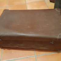 Valigia vintage marrone segni usura baule