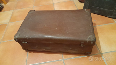 Valigia vintage marrone segni usura baule