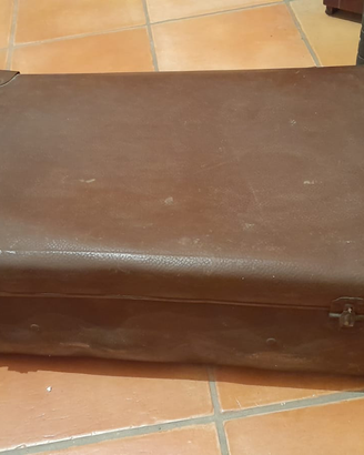 Valigia vintage marrone segni usura baule
