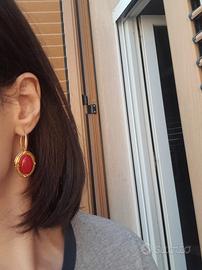 Orecchini pendenti vintage dorati con pietra rossa