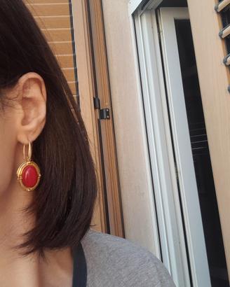 Orecchini pendenti vintage dorati con pietra rossa