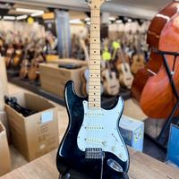 FENDER STRATOCASTER BLACK JAPAN