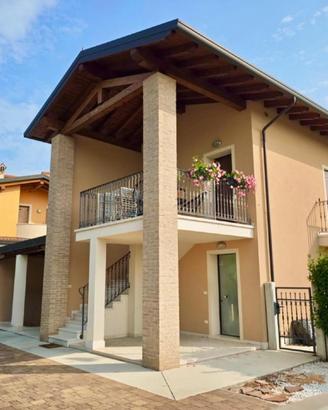 APPARTAMENTO IN BIFAMILIARE: investimento solid...