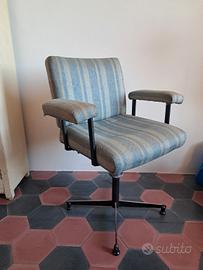 Sedia vintage con braccioli