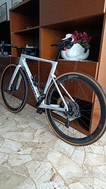 Megamo Pulse 15 CW 2026 – Shimano 105 Di2 – Zipp 3