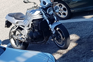 Triumph daytona 955 trasformata a speed