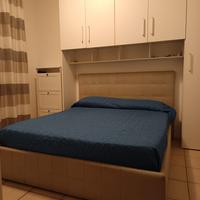 Struttura letto con materasso e armadio a ponte