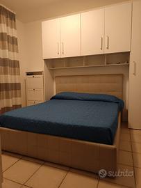 Struttura letto con materasso e armadio a ponte