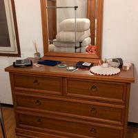 Cassettiera in legno con specchio