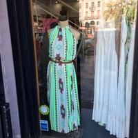 abito leggero estivo verde fluo, bianco e marrone