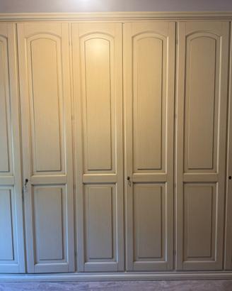 Armadio in legno pieno