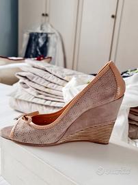 Zeppe beige traforate con fiocco