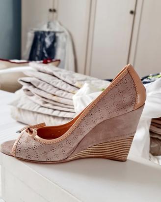 Zeppe beige traforate con fiocco