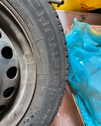 pneumatici  invernali montati su cerchio