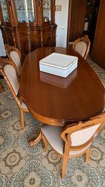 tavolo con sedie stile classico