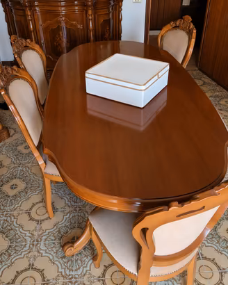 tavolo con sedie stile classico