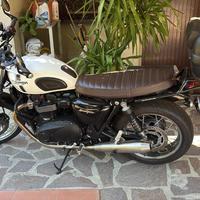 Triumph Street twin 900 cc bianca