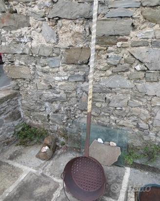 Padella per castagne con manico lungo