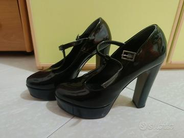 scarpa con tacco alto di vernice