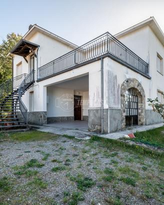 Villetta bifamiliare con ampio giardino privato. P