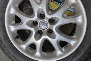 gomme nexen con cerchi in lega 215/60 R16