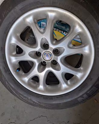 gomme nexen con cerchi in lega 215/60 R16