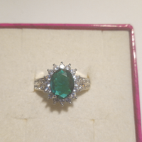 Anello con pietra verde smeraldo
