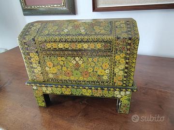 COFANETTO decorato (Messico), cm. 15 x 27 x 25