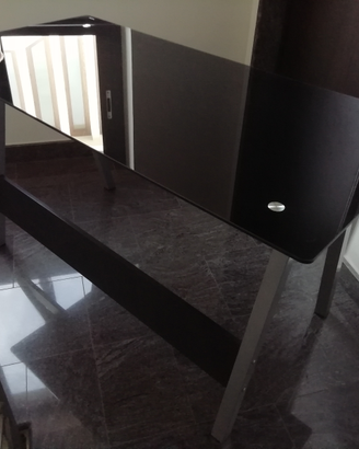 Scrivania in vetro temperato nero con porta pc