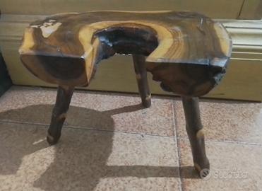 Sgabellino artigianale in legno d'ulivo 