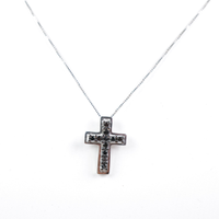 Collana con croce in oro e diamanti