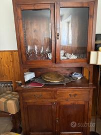 Mobile con vetrina superiore