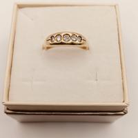 Anello con diamanti 