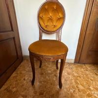 vecchia sedia in legno con imbottitura 