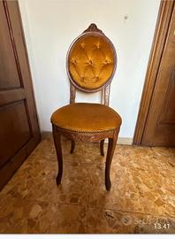 vecchia sedia in legno con imbottitura 