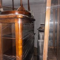 Vari mobili di un ristorante chiuso