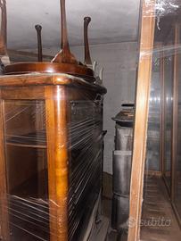 Vari mobili di un ristorante chiuso