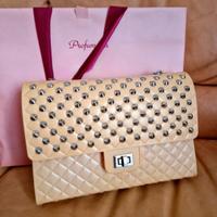 Borsa rosa trapuntata con borchie